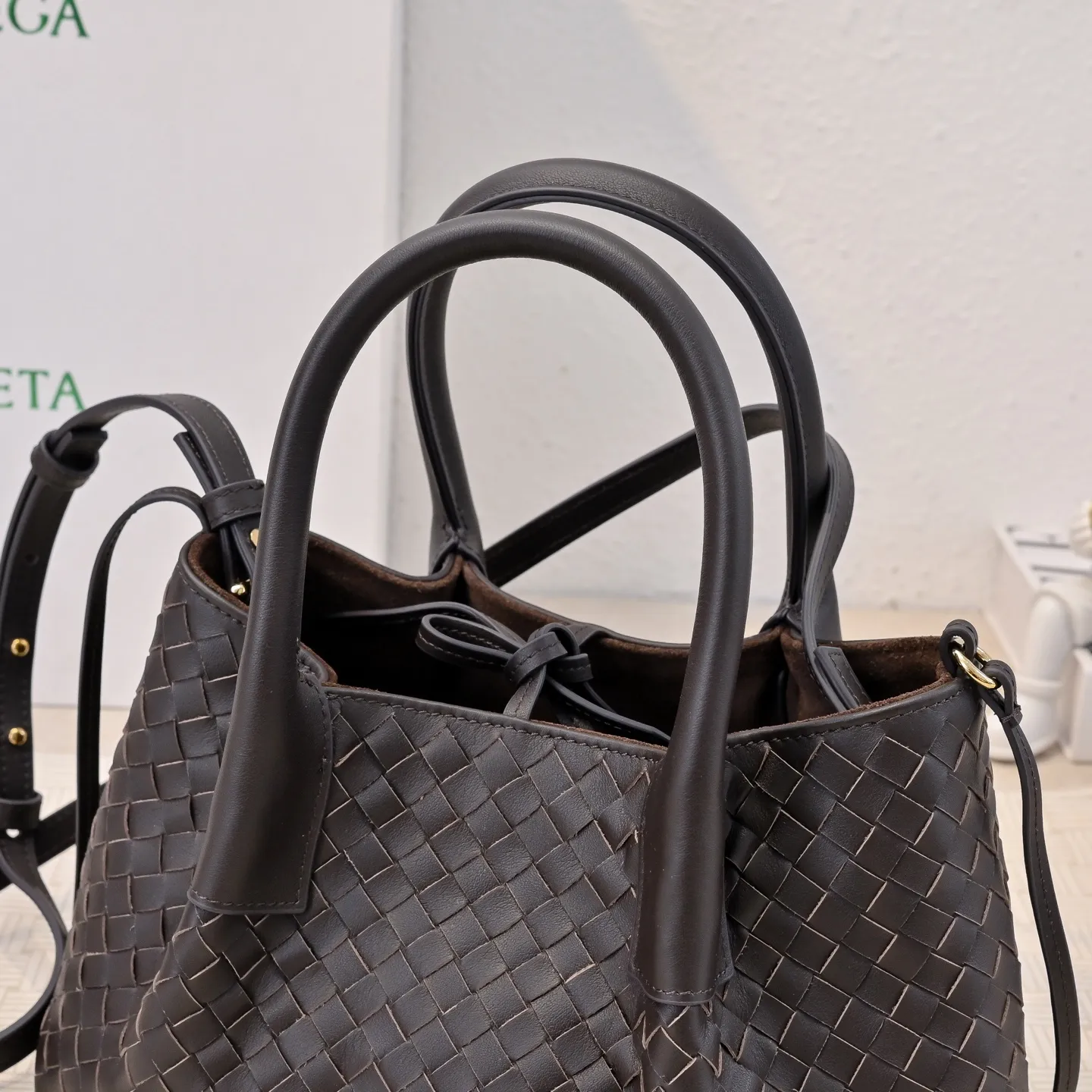 Batch 1760 BOTTEGA VENETA 2025 new product pinacoteca has super soft leather, and the weaving function, practicality and relaxed fashion sense have not fallen behind❤️‍🔥Amway has given sisters a must-have bag when going out. The size of the bag also accurately meets the commuting needs of urban beauties. It can accommodate mobile phones, keys, lipstick, powder, sunscreen, shopping bags...all of it! ! ! 🔥The capacity should not be underestimated~ It does not choose people, clothes, or occasions. With its majestic curved outline, exquisite woven texture, delicate edges and rounded handles, this woven vegetable basket bag truly achieves the goal of "dressing up and being fashionable without getting in the way"~ Are you interested in Jimei? Style number: 9004 Size: 24*15*12cm
